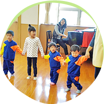 写真:みんなで手をつないでいる様子。