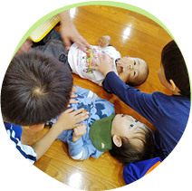 写真:赤ちゃんのリトミックの様子。