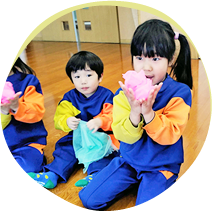 写真:年長児と年少児が一緒に楽しむ様子。