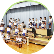 写真:4・5歳児の合奏の様子。