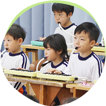 写真:4・5歳児のピアニカササエティー。