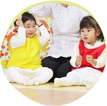 写真:1歳児クラスの生活遊び。