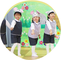 写真:3歳児クラスの劇遊び。