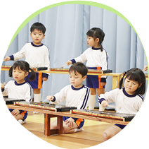 写真:3歳児クラスの木琴ササエティー。