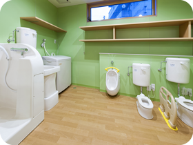 1F 幼児用トイレ・沐浴室の写真。